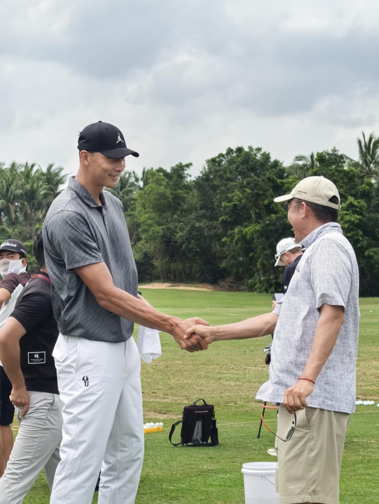 开云-好久不见！易建联现身观澜湖高尔夫比赛 面带笑容心情不错